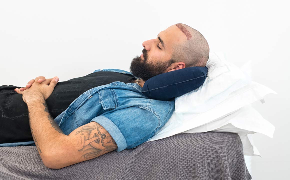 Man sleeps with inflatable neck pillow
